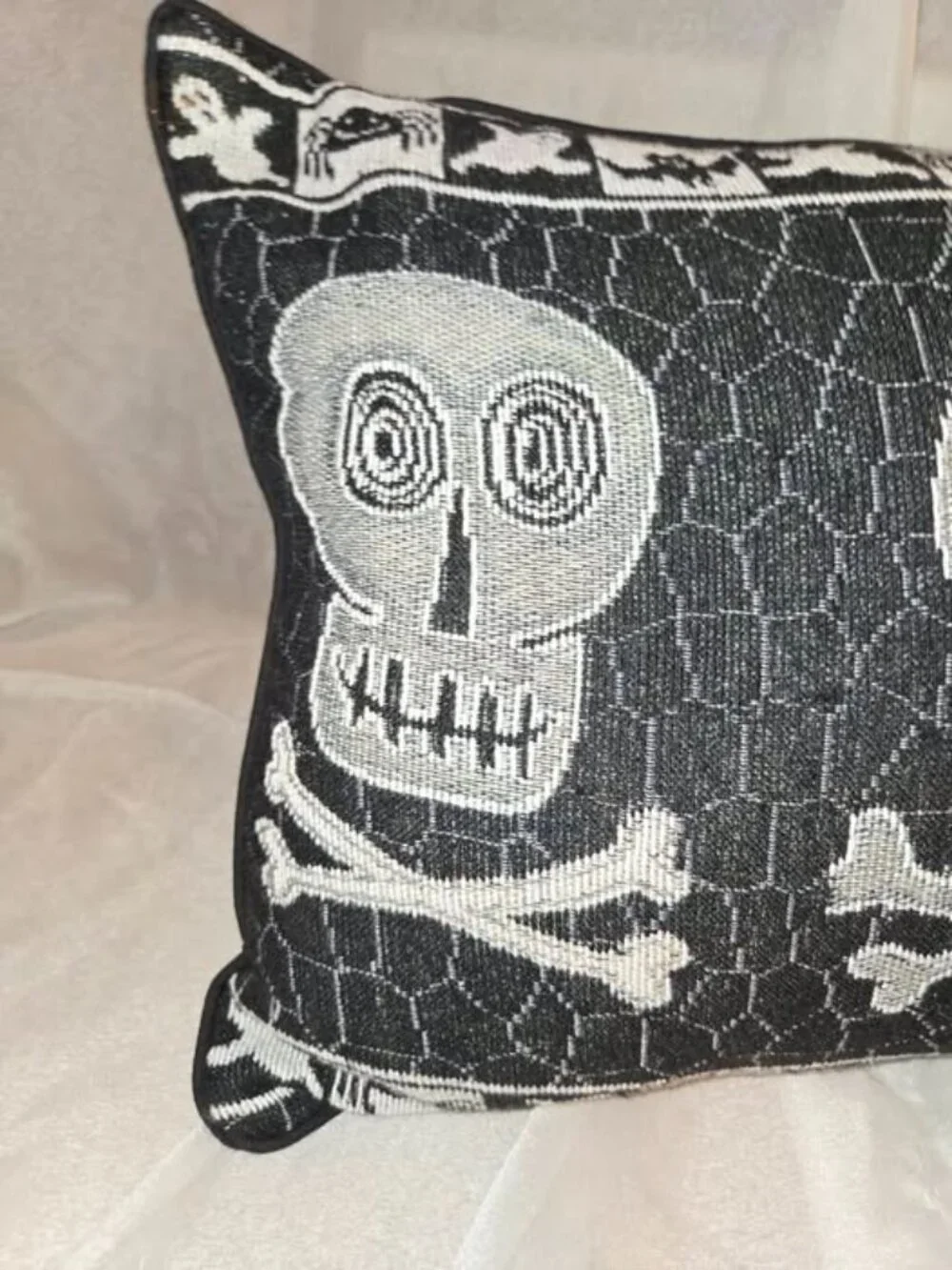 Halloween Skull & Cross Bones Rectangular Tapestry Thow Pillow